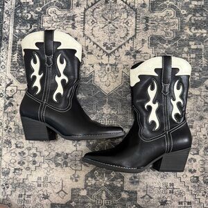 Black and White Cowgirl Boots Women’s 6